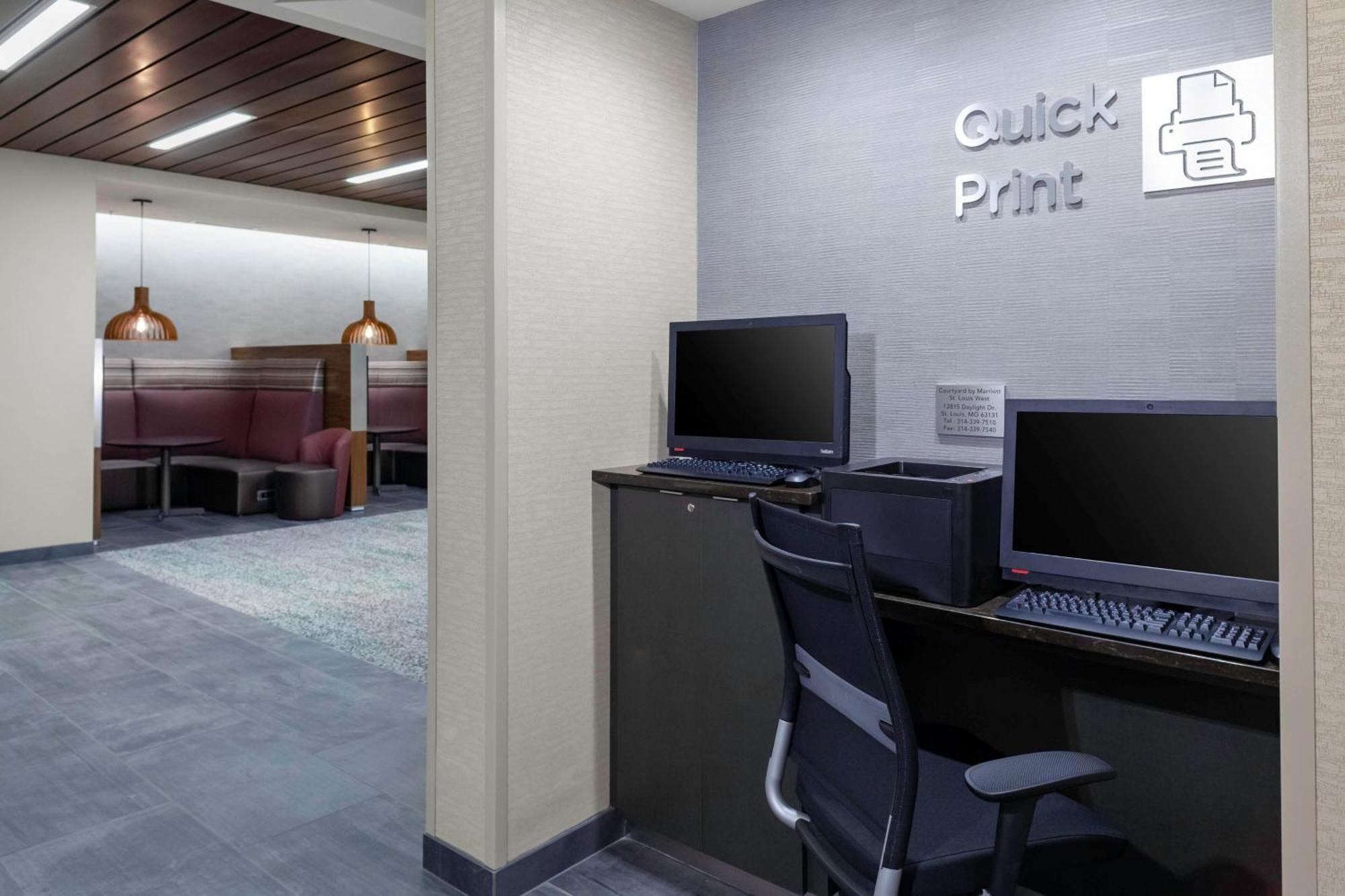 Отель Courtyard By Marriott St. Louis West County Town and Country Экстерьер фото