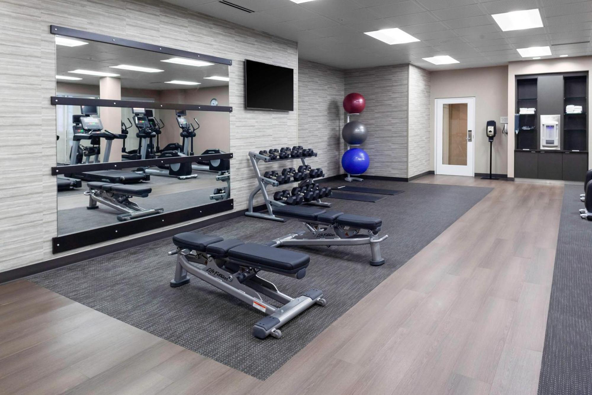 Отель Courtyard By Marriott St. Louis West County Town and Country Экстерьер фото